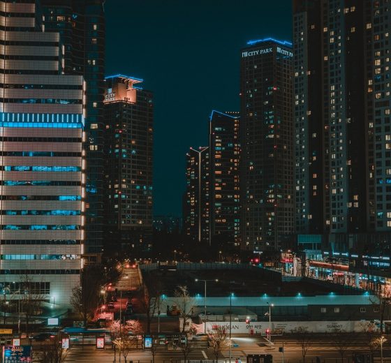 像素画生成器将一张彩色城市夜景照片转换为复古8bit像素风格的效果展示，左侧原图右侧像素化结果色块分明、游戏感十足